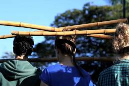 Imagem: Performance Parquear Banco, com Thembi Rosa (Foto: Clarissa Guerra)