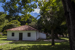 Imagem: foto da Casa de José de Alencar, em Messejana, com área verde ao redor