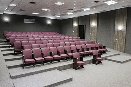 Imagem: foto de uma sala de cinema com cadeiras vermelhas