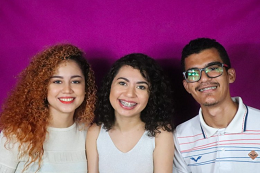 Imagem: Da esquerda para a direita, os estudantes do Curso de Design Digital da UFC Elida Correia, Karla Alves e Lucas Silva, idealizadores do Bilíngua (Foto: Acervo Pessoal)