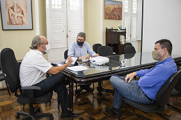 Reitor Cândido Albuquerque, Prof. Augusto Albuquerque e Prof. Luiz Henrique Barreto em reunião
