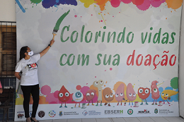 Imagem: Durante a campanha, está disponível para o público o selfie-point Colorindo Vidas com Sua Doação (Foto: Unidade de Comunicação do HUWC/EBESERH)