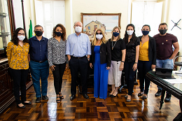 Imagem: foto dos participantes da reunião, lado a lado, usando máscaras
