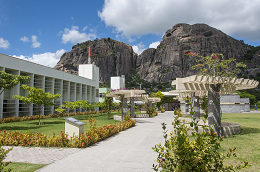 Imagem: foto da entrada do campus de Quixadá