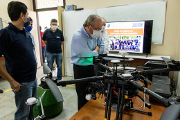 Quadcópteros industriais produzidos no Departamento de Engenharia Elétrica foram apresentados à comitiva (Foto: Viktor Braga/UFC)