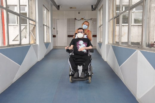 Imagem: Leonardo com a mãe saindo de mais uma sessão de aplicação do spinraza no centro cirúrgico do HUWC (Foto: Divulgação/HUWC/EBSERH)