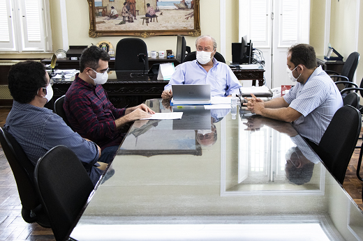 Imagem: Reitor Cândido Albuquerque (ao centro) reunido com comitê gestor do recém-institucionalizado laboratório