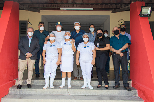 Imagem: Equipe da Fazenda Experimental Vale do Curu posta com o reitor e o vice-reitor da UFC e o reitor da UFPB em frente ao Centro de Treinamento. (Foto: Viktor Braga)