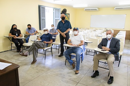 Imagem: Francisco Mesquita (de pé, ao centro) apresentou as atividades da Fazenda Experimental Vale do Curu a gestores da UFC e da UFPB. (Foto: Viktor Braga)