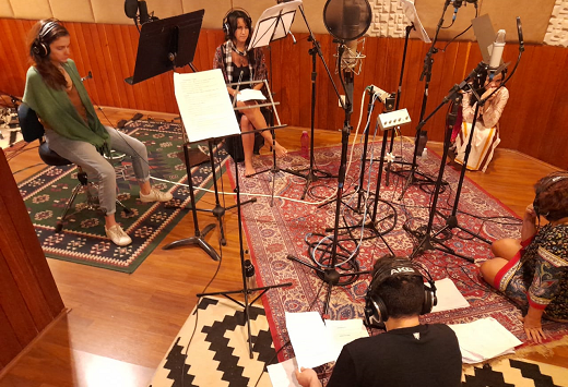 Imagem: foto de atores em estúdio gravando radionovela