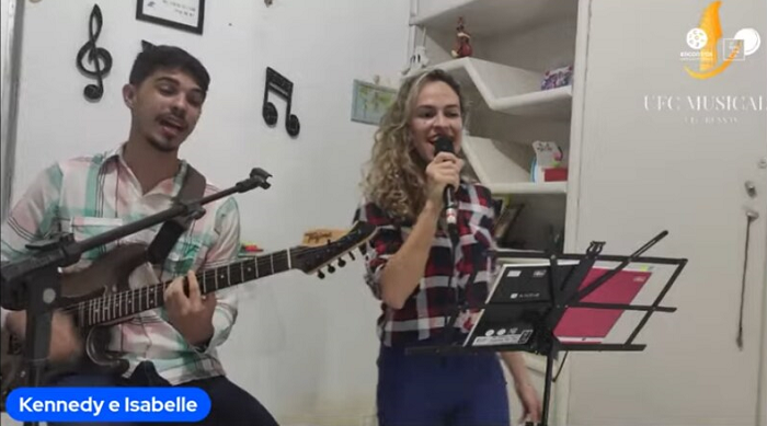 Imagem: Print de tela da apresentação musical "Um São João em meio à pandemia", com Kennedy Rocha e Isabelle Xavier