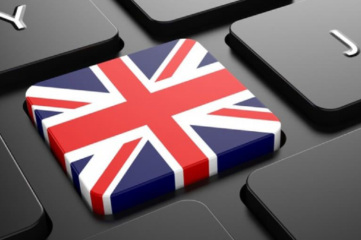 Imagem: teclado de computador com adesivo da bandeira britânica em uma das teclas