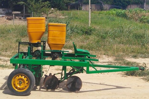 Imagem: A semeadora puncionadora multifuncional poderá contribuir para a elevação da qualidade do trabalho agrícola familiar (Foto: divulgação)