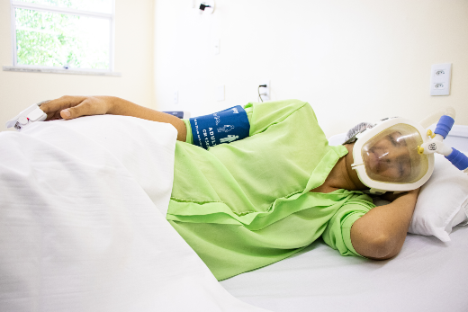 Imagem: A equipe simulou o uso da máscara com pacientes em diferentes posições no leito a fim de avaliar a praticidade do equipamento