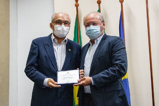 Imagem: Vice-reitor da UFC, Prof. Glauco Lobo, recebe placa de homenagem pelo primeiro transplante cardíaco do Estado (Foto: Ribamar Neto/UFC)