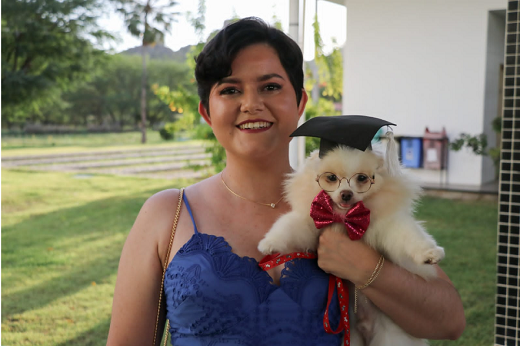 iMAGEM: A publicitária Raíssa Barros, com seu cãozinho pequeno Puffy, celebra uma segunda graduação: Design Digital (Foto: Ribamar Neto/UFC)