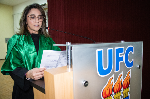 Imagem: professora  Sandra Nívea Saraiva Falcão lê seu discurso no púlpito