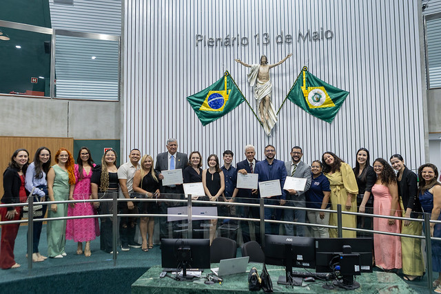 Imagem: Parlamentares e homenageados lotaram o Plenário 13 de Maio, da Alece (Foto: Guilherme Silva/UFC)