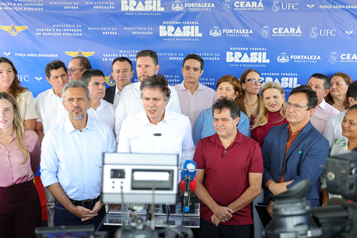 Imagem: Autoridades presentes ao evento concedem entrevista coletiva à imprensa antes do evento. à frente, estão a vice-governadora Jade Romero, o governador Elmano de Freitas, o ministro Camilo Santana, o prefeito de Fortaleza Evandro Leitão e o reitor Custódio Almeida.