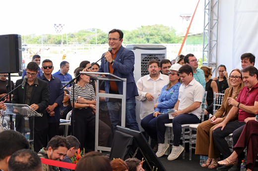 Imagem: De pé, o reitor Custódio Almeida fala aos presentes no púlpito do evento. Ao lado dele, as demais autoridades permanecemsentadas.