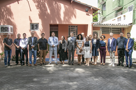 Imagem: De pé, 17 pessoas posam na frente da fachada da Casa de Cultura Italiana, entre diplomatas italianos, gestores e professores da UFC. (Foto: Álvaro Graça Jr./ UFC Informa)