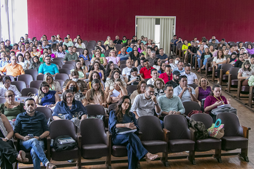 Imagem: Pessoas sentadas no auditório da Faculdade de Direito da UFC. (Foto: Álvaro Graça Jr./ UFC Informa)