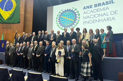 Imagem: De pé, no auditório da Escola Naval de Guerra, no Rio de Janeiro, os empossados na Academia Nacional de Engenharia posam em duas fileiras. (Foto: Divulgação)