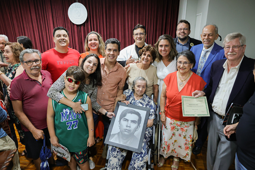 Imagem: Cerca de 11 integrantes da família de Bergson Gurjão posam com o reitor Custódio Almeida, o ex-senador Inácio Arruda e o coordenador de Articulação Política do Gabinete da Reitoria, Daniel Fonsêca