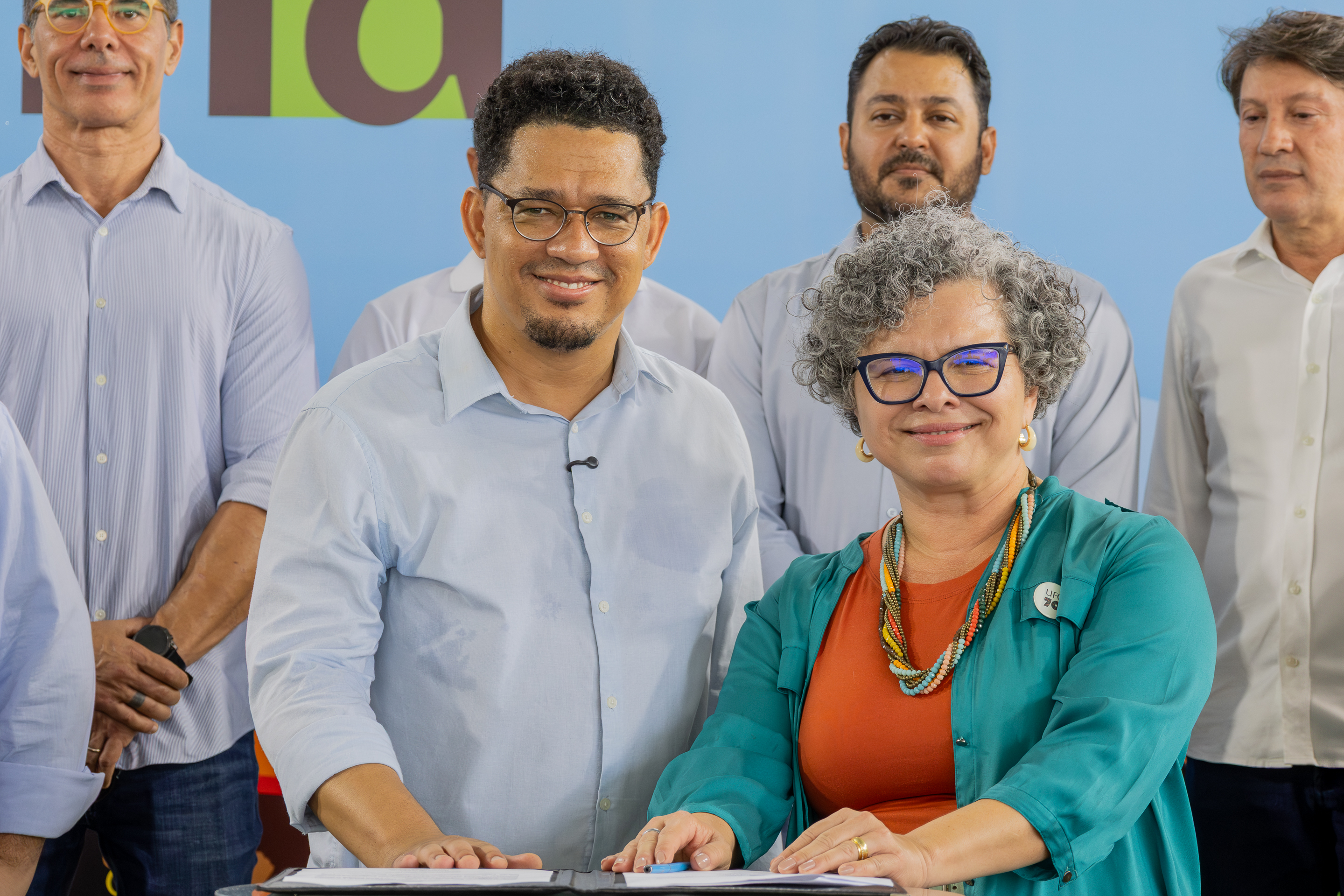 Imagem: Secretário Nacional de Periferias Guilherme Simões e vice-reitora Diana Azevedo posam juntos