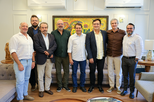 Imagem: De pé, da esquerda para direita: Prof. Mario Fundaró (IAUD-UFC), Daniel Fonsêca (CAPI-UFC), Prof. Romeu Duarte (IAUD-UFC), Prof. Sandro Gouveia (Procult), Evandro Leitão (prefeito), Custódio Almeida (reitor da UFC), Tiago Santana (Instituto Mirante) e Prof. Newton Becker (IAUD-UFC). 