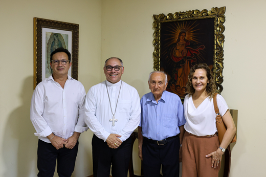 Encontro reuniu o reitor Custódio Almeida, o arcebispo Dom Gregório Paixão e os professores Manfredo Oliveira e Aparecida Montenegro; parceria visa ao fortalecimento da área de filosofia e estudos clássicos no Estado. (Foto: Viktor Braga/ UFC Informa) Imagem: De pé, da esquerda para a direita: reitor Custódio Almeida, Dom Gregório Paixão, professor Manfredo Oliveira e professora Aparecida Montenegro.
