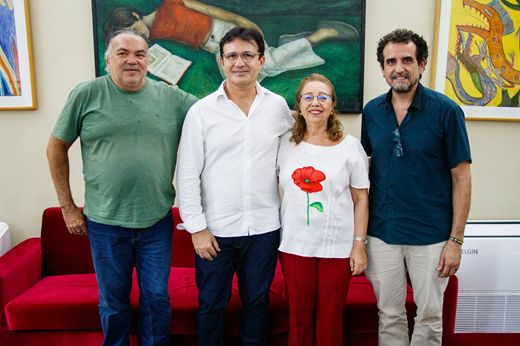 Imagem: Foto posada do reitor Custódio Almeida ladeado pelos dirigentes sindicais da Adufc