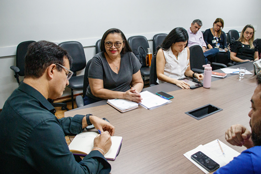 Imagem: O reitor Custódio Almeida aparece na foto em primeiro plano anotando no caderno ao lado dos dirigentes do Sintufce