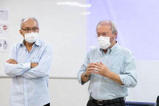 Imagem mostra o vice-reitor da UFC, professor Glauco Lobo, à esquerda e o reitor da UFC, professor Cândido Albuquerque, à direita e falando aos presentes. Ambos utilizam máscaras no rosto