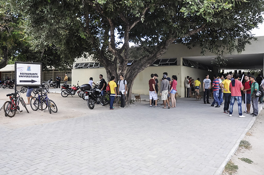 Imagem mostra entrada do restaurante universitário do campus do Pici, com diversos estudantes na frente