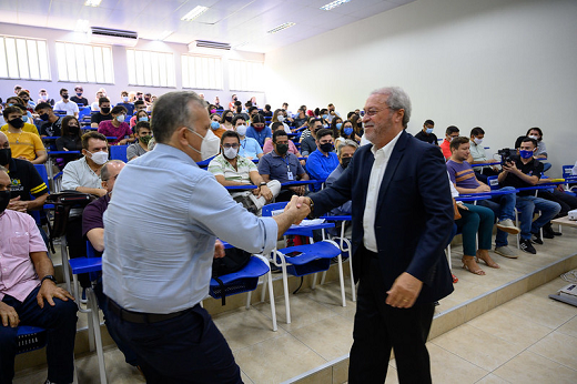 Imagem mostra cumprimento entre o reitor da UFC, professor Cândido Albuquerque, e o diretor do campus de Itapajé, professor Márcio Veras, com plateia de estudantes sentada ao fundo da foto