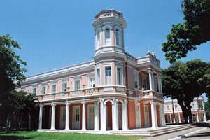 Foto da Reitoria da Universidade Federal do Ceará.