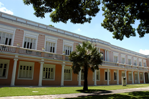 Foto panorâmica da fachada dianteira da Reitoria da Universidade Federal do Ceará.