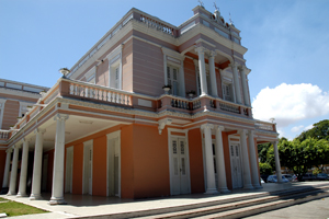 Foto da fachada da Reitoria da Universidade Federal do Ceará.