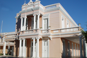 Foto da fachada frontal da Reitoria da Universidade Federal do Ceará.