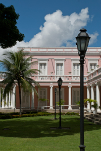 Foto do pátio interno do prédio da Reitoria da Universidade Federal do Ceará.