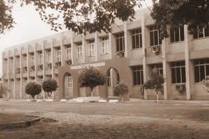 Foto da fachada principal do prédio da Faculdade de Educação.