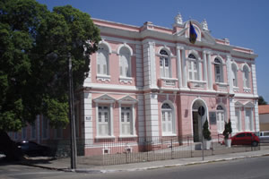 Foto da fachada principal do prédio da Faculdade de Economia, Administração, Atuária, Contabilidade e Secretariado Executivo.