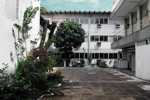 Foto do pátio interno do prédio da Faculdade de Farmácia, Odontologia e Enfermagem.