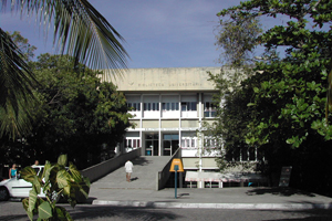 Foto da rampa de entrada do prédio da Biblioteca de Ciências e Tecnologia.