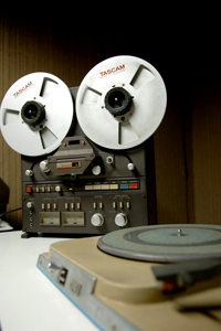 Foto de equipamento da Rádio Universitária FM.