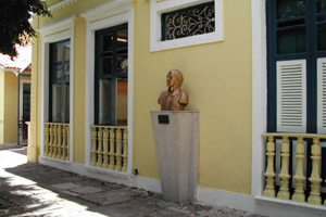Foto da fachada do prédio da Casa Amarela.