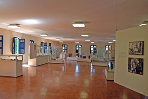 Foto da sala com acervo de coleções da Casa de José de Alencar.
