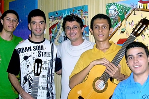 Foto dos componentes do Grupo de Violão da Universidade Federal do Ceará.