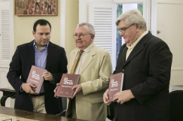 Imagem: três homens brancos seguram os livros